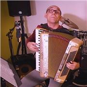 Musicista ed insegnante di Teoria e Solfeggio e Fisarmonica si offre per lezioni online,se necessario anche in presenza!